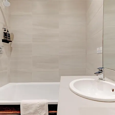 The Victoria Hotel, Bradford By Sunday 4*